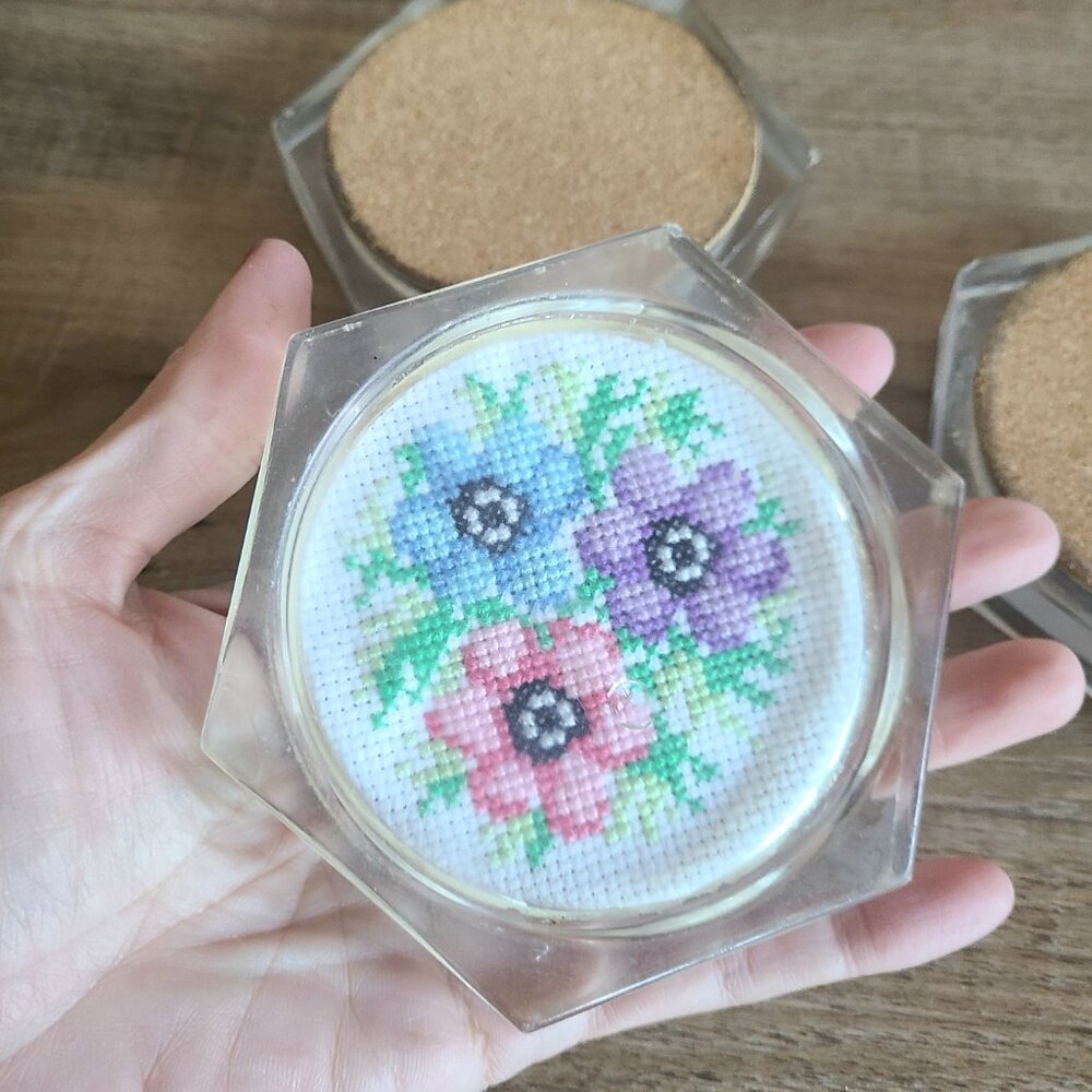 3 vintage Lucite plastic coasters with floral embroidery middle parts - Picture 6 of 6